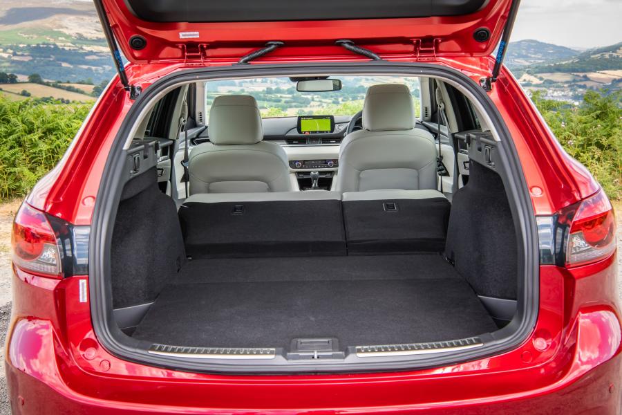 Багажник Mazda6 Tourer (GJ) 2018 года  (UK) (фото 25 из 38)